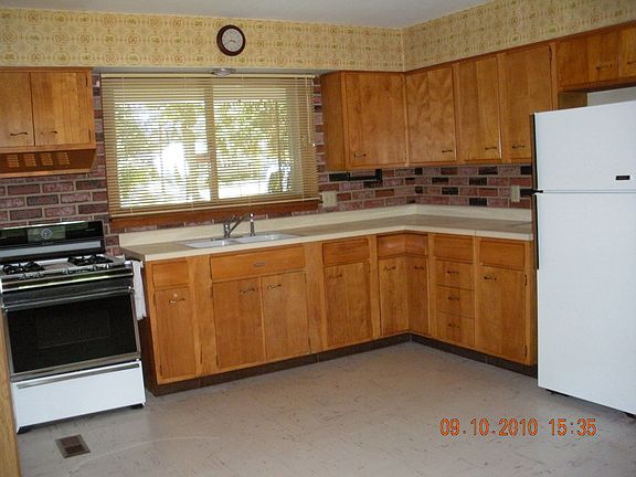 Large Eat-In Kitchen