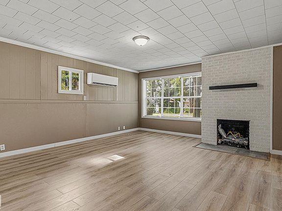 5th image of 711 E Walnut St