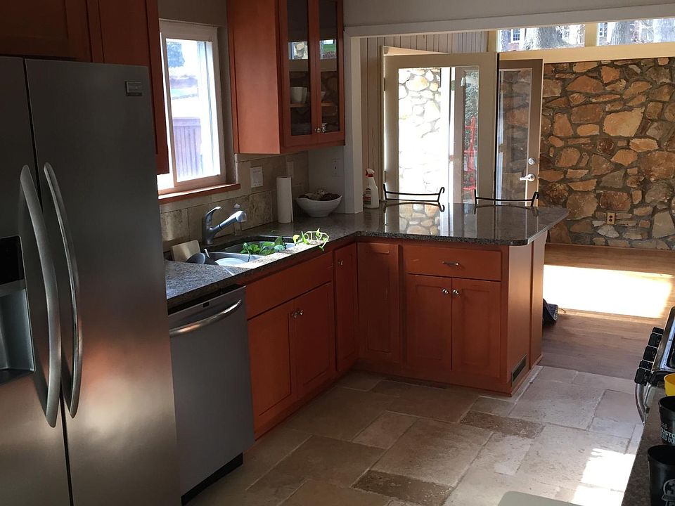 fridge/dishwasher/microwave/stove 4 yrs new/solid wood maple cabinets/granite counter/travertine floors