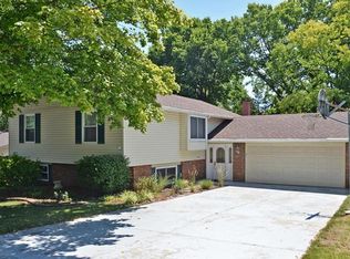 4 Raintree Dr, Saint Peters, MO 63376