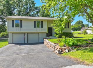 608 W 5th St, Grove, OK 74344