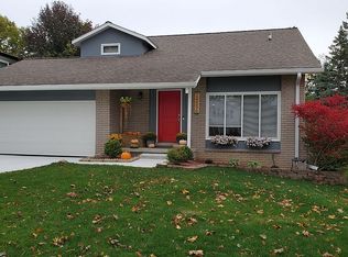 24556 Queens Pointe Dr, Novi, MI 48375