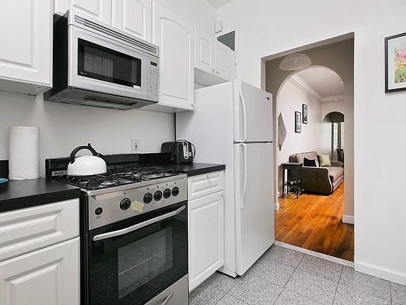 4th image of 240 E 52nd St APT 1E