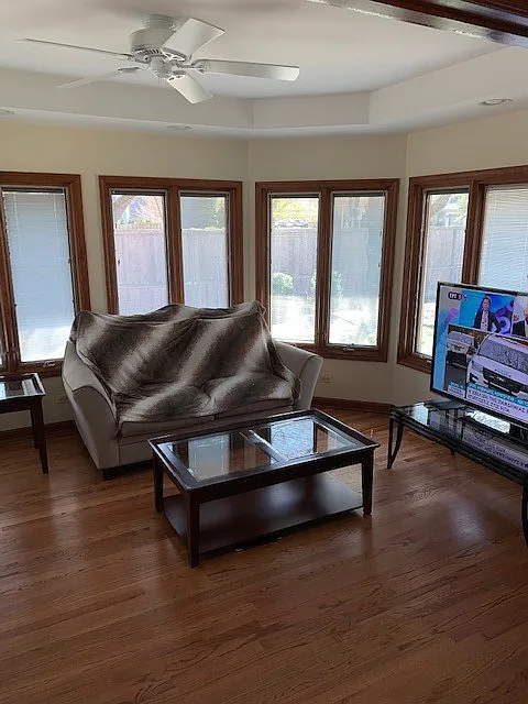 4 bed, 2325 sqft, $4,000 — Photo 4