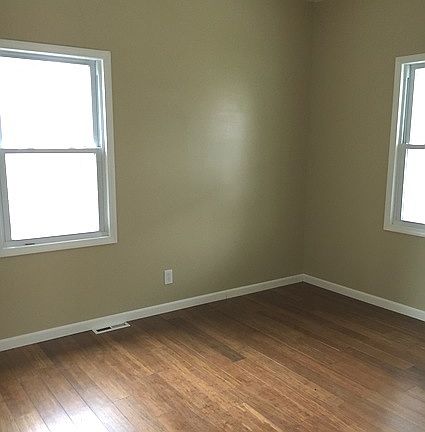 5th image of 303 S La Salle Ave
