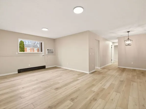 Holcomb Village Apartments