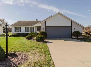 122 Orchard Grove Dr, Clyde, OH 43410