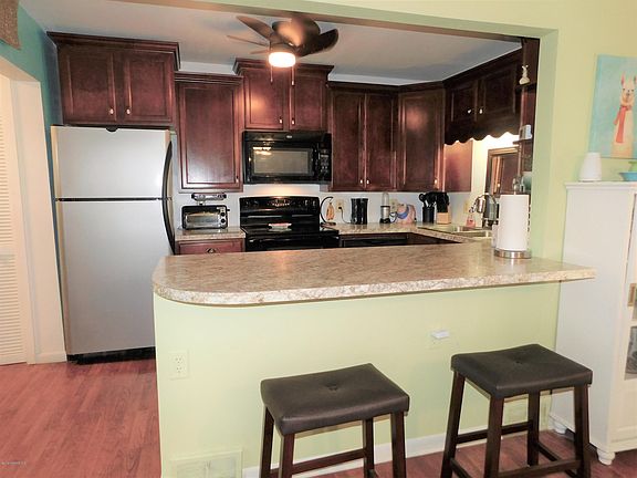 Galley kitchen, breakfast bar