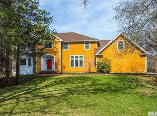 18 Moss Creek Ln, East Patchogue, NY 11772