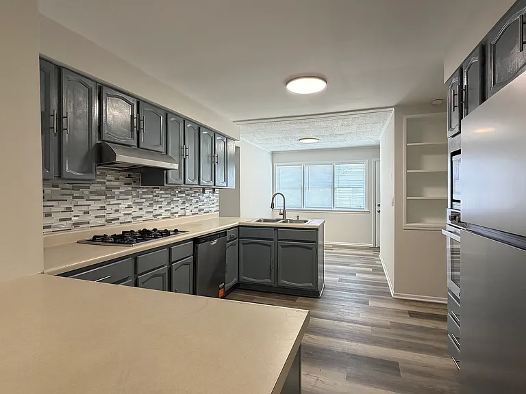 1212 E 39th Pl — Photo 3