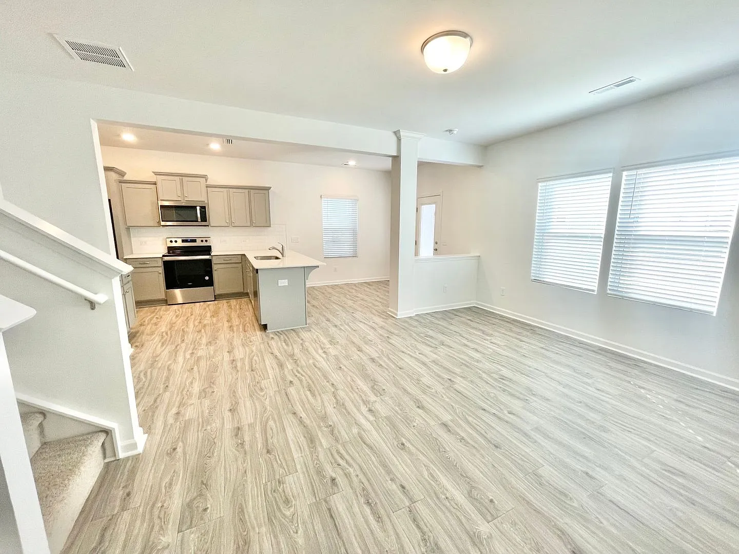 Beautiful 3BR, 2.5BA Home with Owner's Suite & Designer Upgrades - Available 08/20 — Photo 4