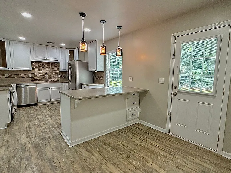 337 NE Sheila Dr — Photo 11