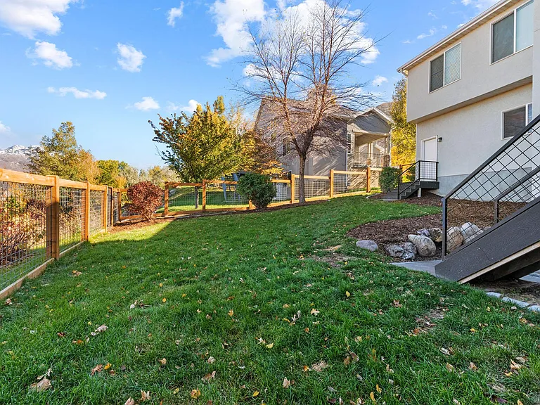 339 E Manti Dr — Photo 3
