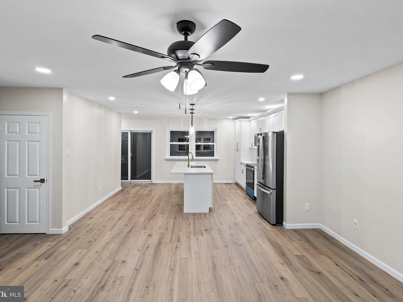 3 bed, 2.0 bath, 1160 sqft, $3,500 — Photo 4