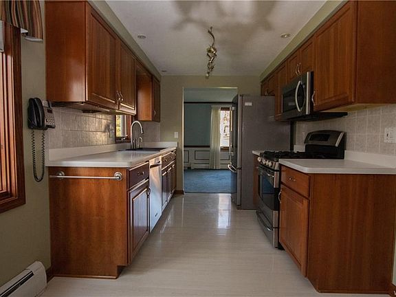 3rd image of 74 Clover Ct