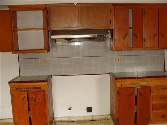 4th image of 813 N Wilcox Ave