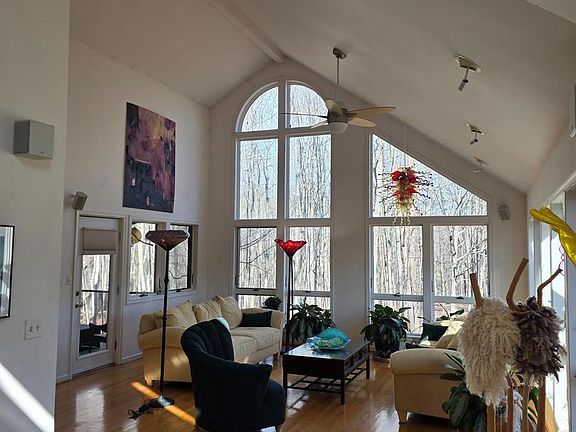 4th image of 139 Cardinal Ln