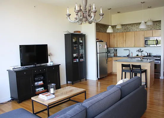 Sold by iList, LLC | media 8