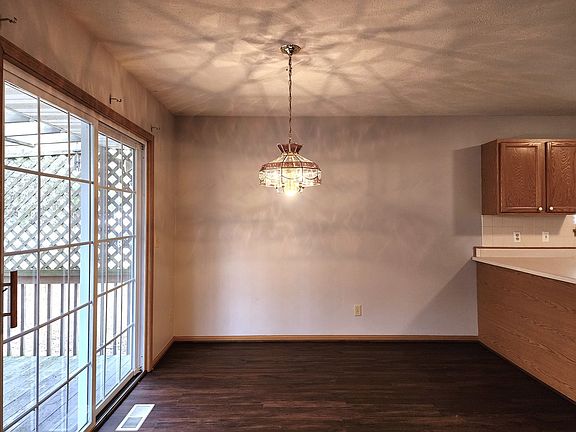 5th image of 482 University Dr