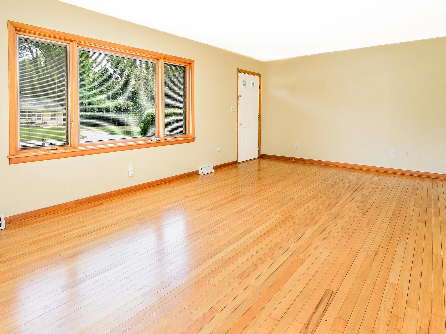 3 bed, 1.0 bath, 1584 sqft, $1,950 — Photo 3