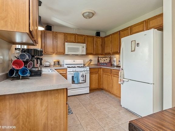 3rd image of 921 Neufairfield Dr