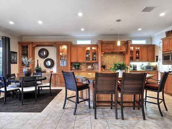 Dining Area & Kitchen