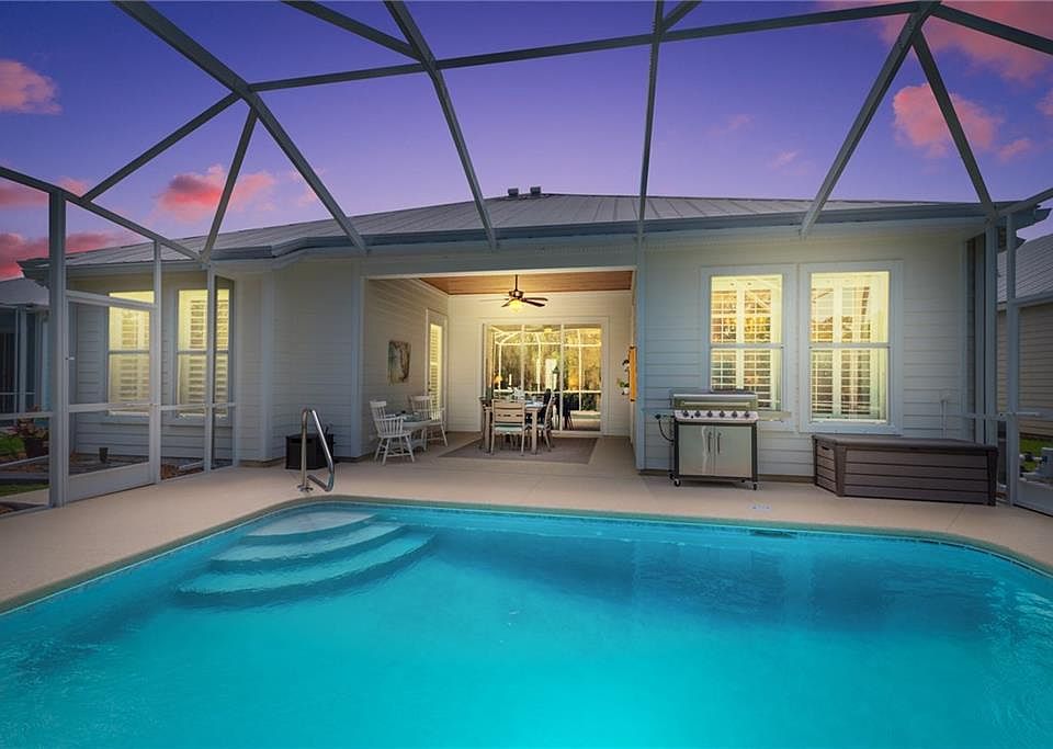 1st image of 560 NE Canoe Park Cir