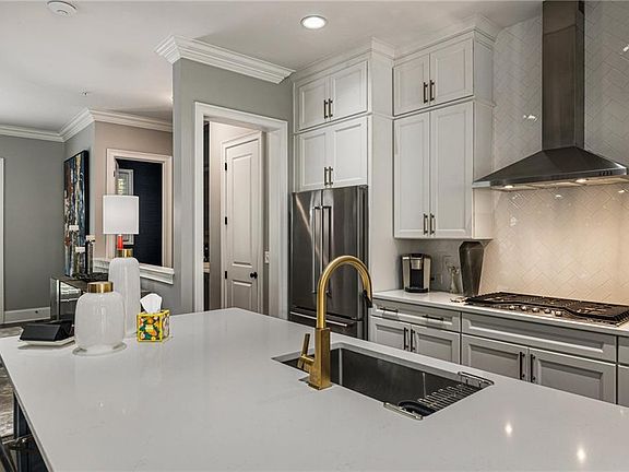 4th image of 148 Canton St