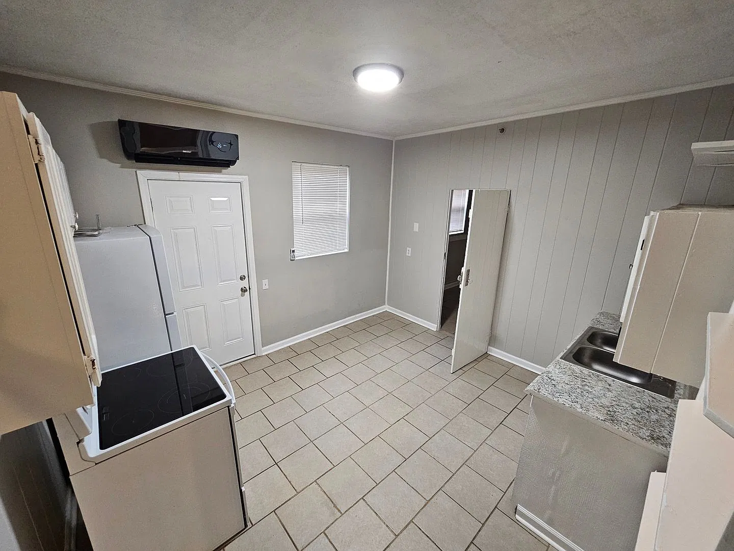 2 Bedroom 1 Bath Downstairs apartment in the heart of Maryville & available now! — Photo 3