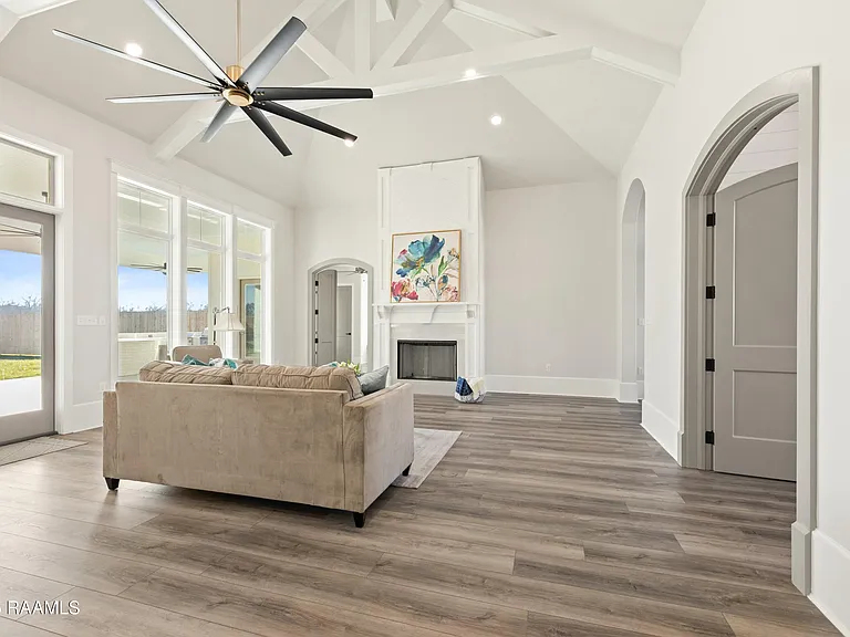 109 Trailing Oaks Dr — Photo 10