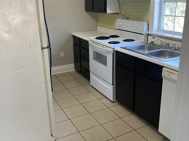649 Park St #C — Photo 7