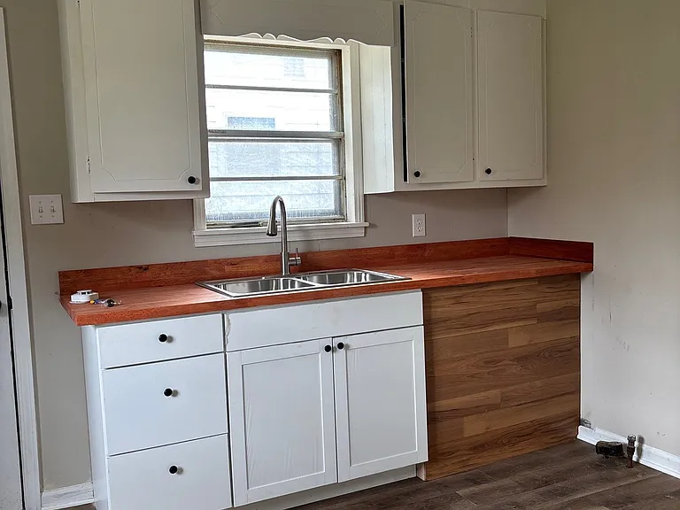 916 Greenwood St — Photo 3