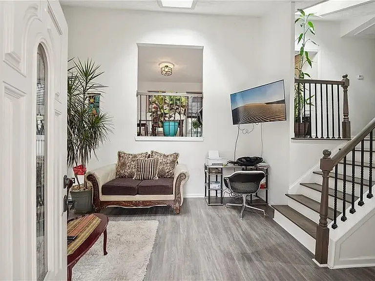 1015 Terramont Dr — Photo 10