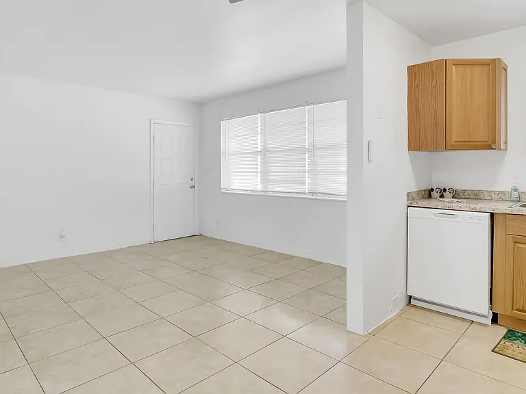 711 SE 15th St #5 — Photo 16