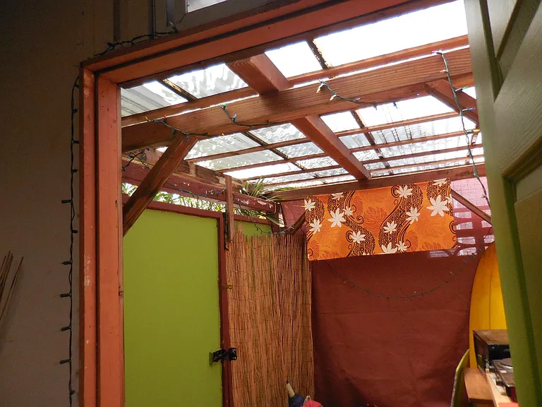 exiting back out to Kitchenette, & to Entry/exit Gate.