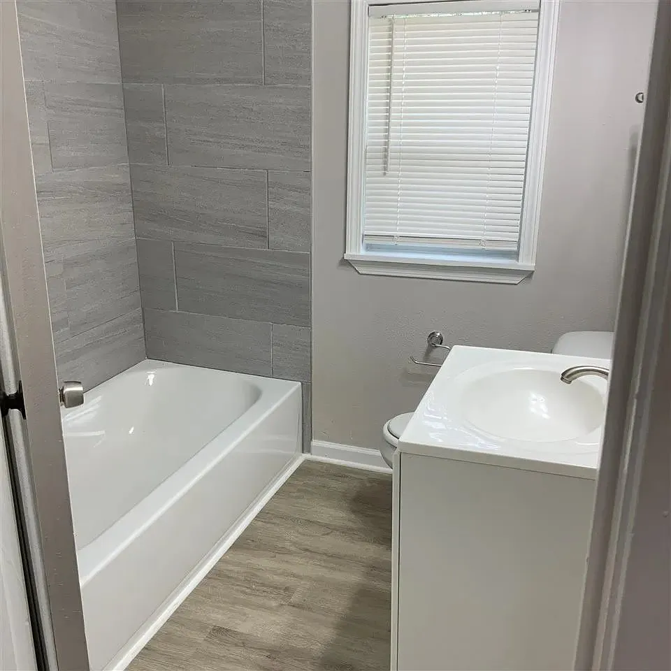 3 bed, 1.0 bath, 1075 sqft, $1,425 — Photo 2