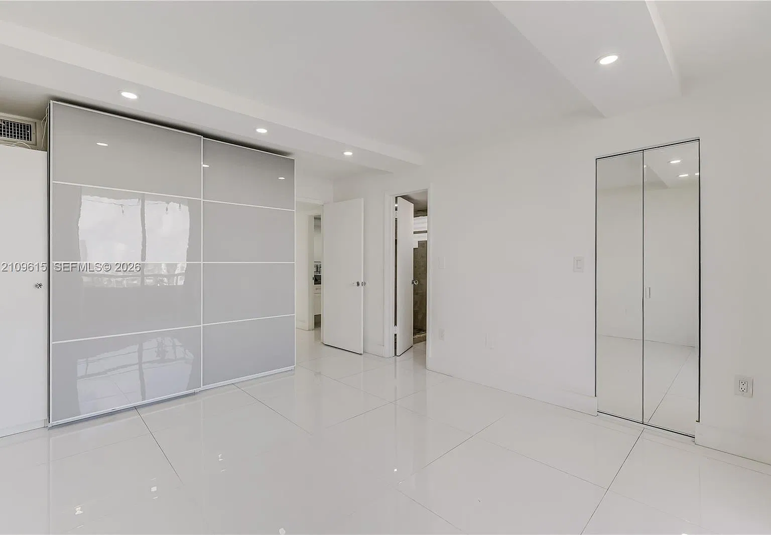 Abbott Gardens Condo — Photo 4