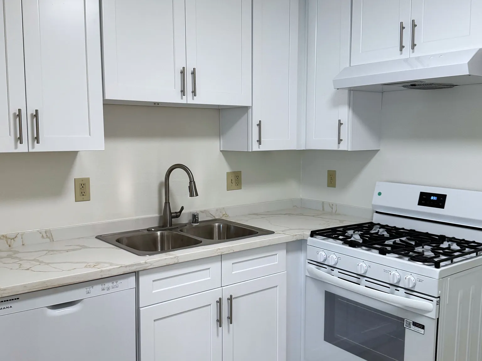 2 bed, 850 sqft, $2,200 — Photo 2