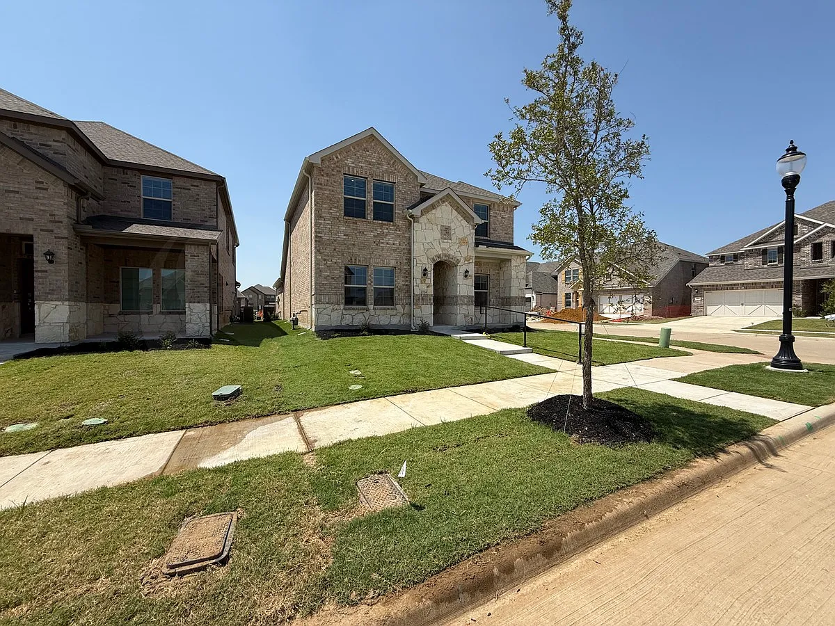4 bed, 3.0 bath, 1958 sqft, $2,449 — Photo 3