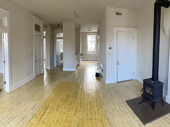 3rd image of 820 Elm St APT 3