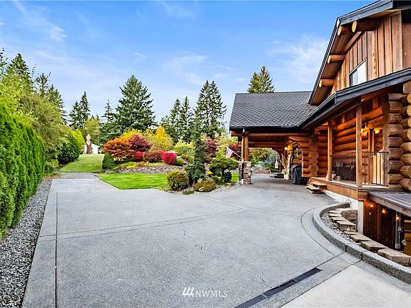 Long driveway offers plenty of parking.