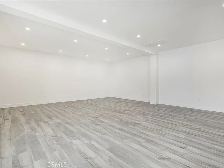 11326 Haskell Ave — Photo 2