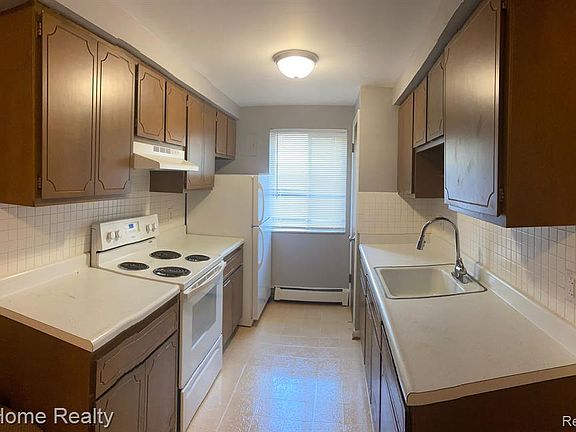 3rd image of 21400 Beaconsfield St