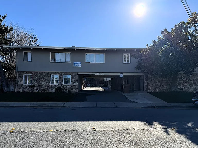 927 Fitzuren Rd #H — Photo 6