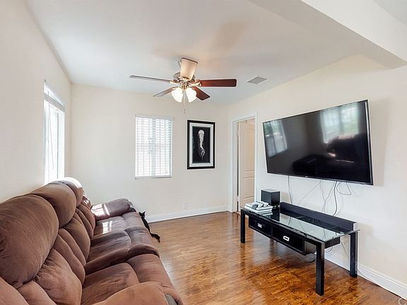 4th image of 422 E Grand Blvd