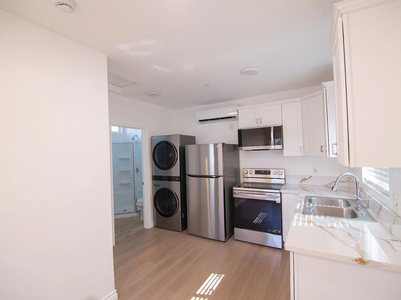 1 bed, 400 sqft, $2,100 — Photo 3