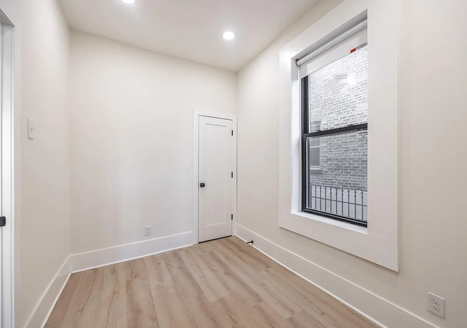 944 N Damen Ave — Photo 3