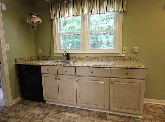 4th image of 325 Fletcher Dr