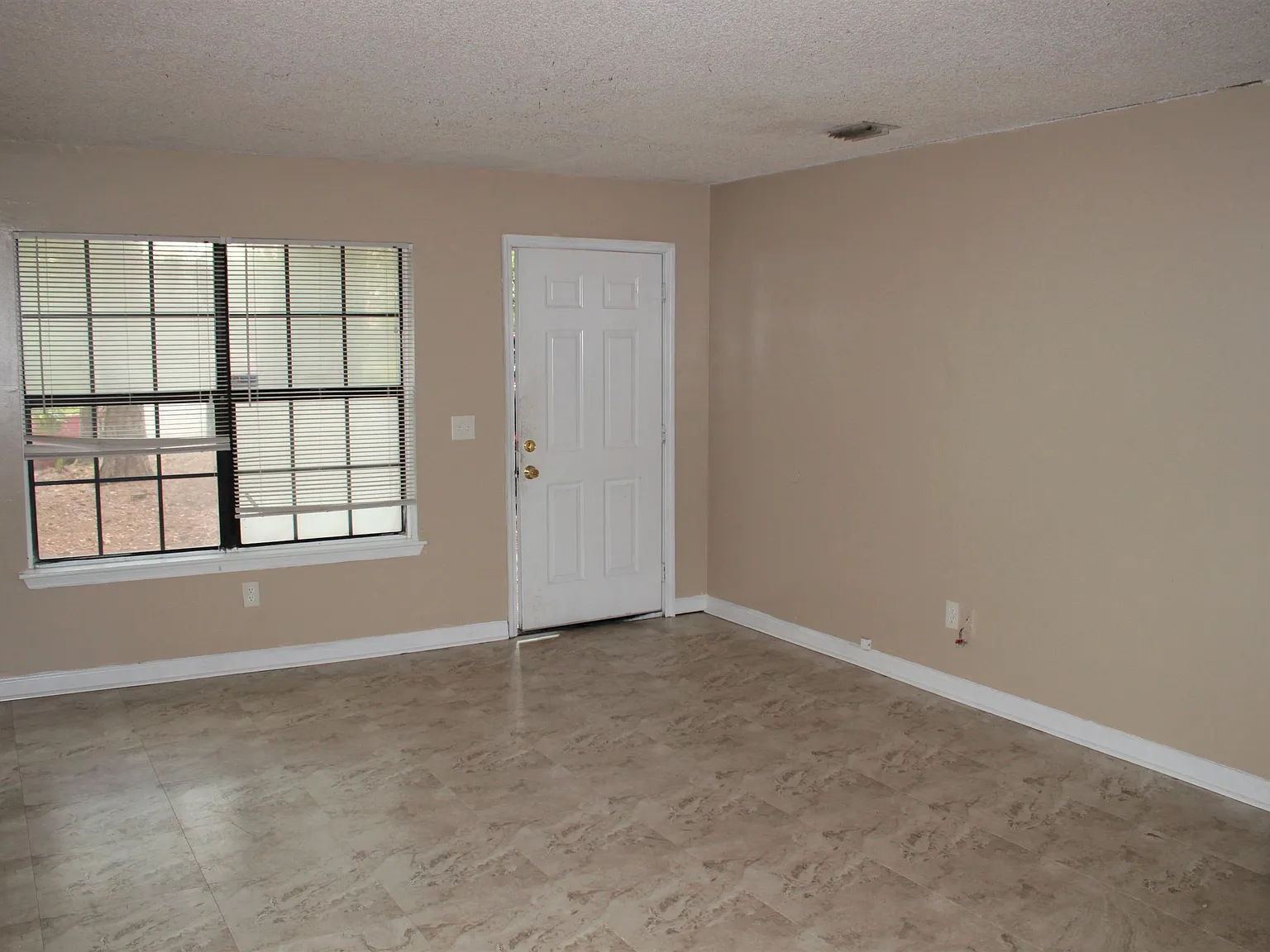 2 bed, 1.0 bath, 945 sqft, $1,095 — Photo 2