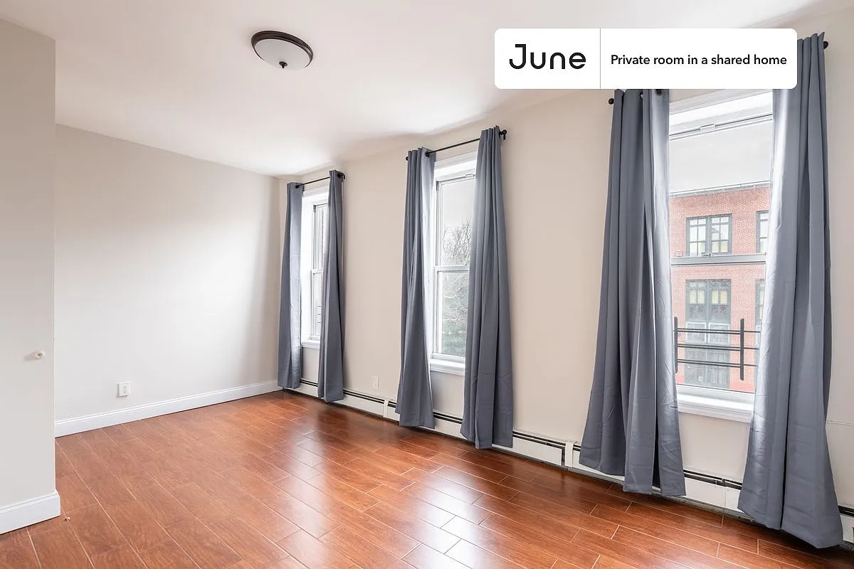 Queen bedroom in 3 bed/1 bath home in Bedford-Stuyvesant #964 A — Photo 2